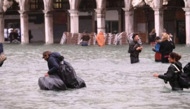 Εικόνες αποκάλυψης στην Ιταλία! Μαίνεται η φονική κακοκαιρία! 18 οι νεκροί (Βίντεο)